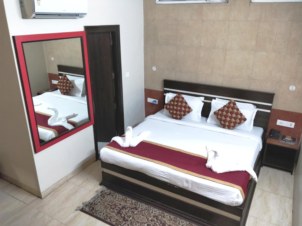 Hotel Jinendra Palace Jaipur Extérieur photo